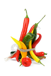 一堆各种辣椒与红哈瓦那人绿色墨西哥胡椒黄色圣诞老人费绿色和红辣椒隔图片