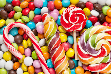 五颜六色的糖果和棒糖特写照片图片