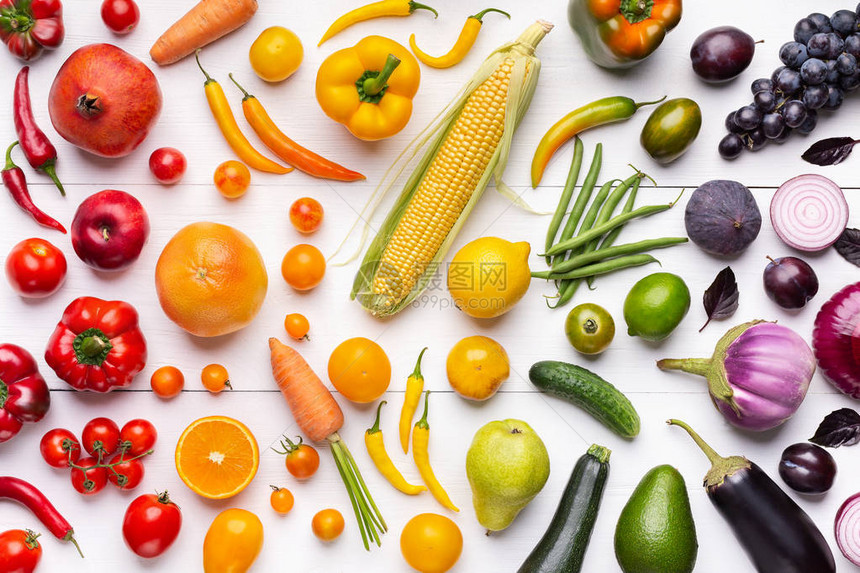 彩虹色的食物由白色背景平躺的彩虹色水果和蔬菜制成图片