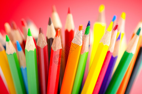 创意概念中的彩色铅笔图片