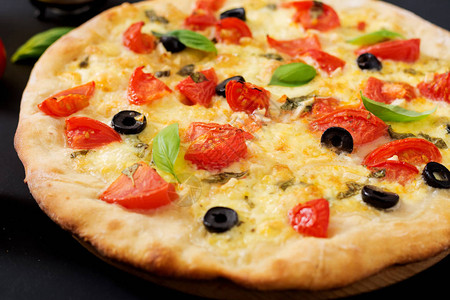 披萨加番茄马扎里拉图片