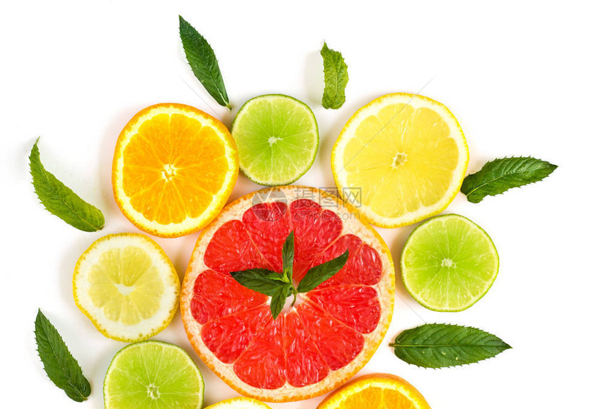 白色背景上的柑橘类食物图案薄荷叶什锦柑橘类水果在白图片