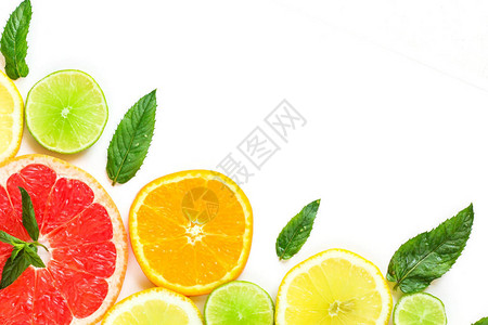 白色背景上的柑橘类食品角什锦柑橘类水果和薄荷叶在白图片