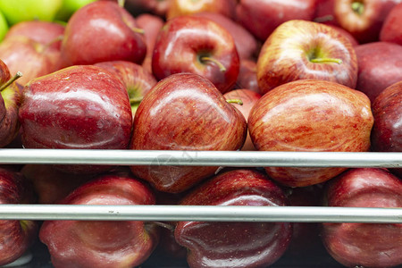 超市货架上的红苹果展出待售图片