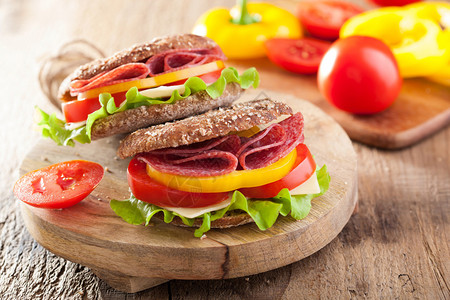 健康三明治配意大利腊肠番茄胡椒和生菜图片