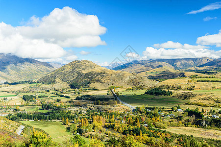 秋季新西兰箭镇的顶视图图片