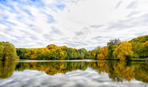 秋天湖上的倒影jpg图片