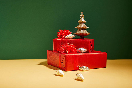 红色礼物盒和黄色和绿色背景的黄图片