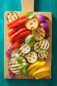 砧板上的健康烤蔬菜图片