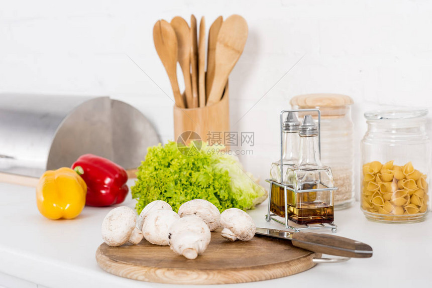 木板上的胡椒生菜和蘑菇图片