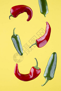 黄色背景下的红色和绿色墨西哥胡椒图片
