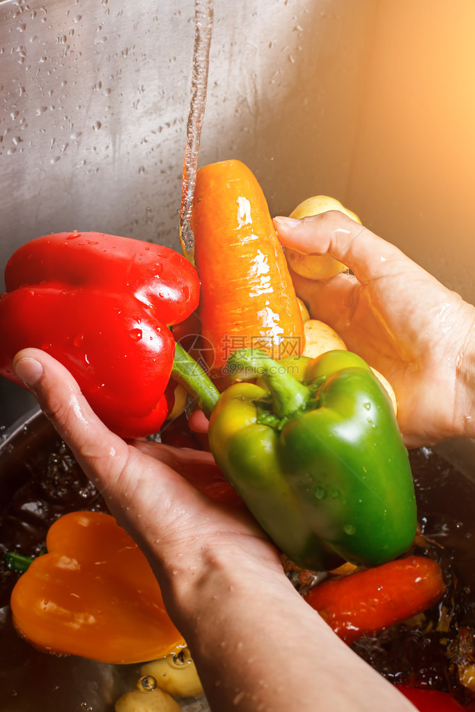 洗手胡萝卜和辣椒红铃椒和土豆美味汤的新鲜蔬菜图片