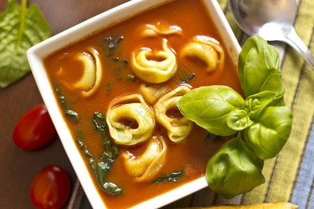 丰盛的意大利饺子番茄汤配菠菜和罗勒图片