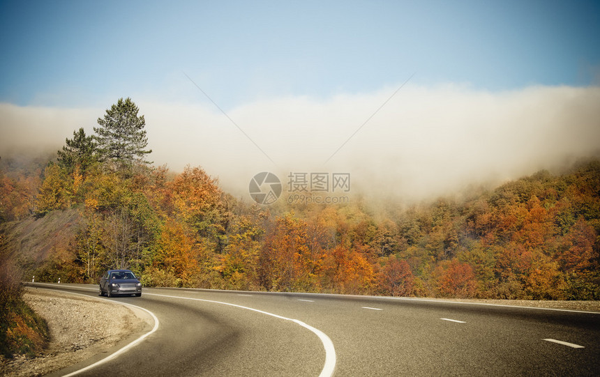 Foggy秋季山路图片
