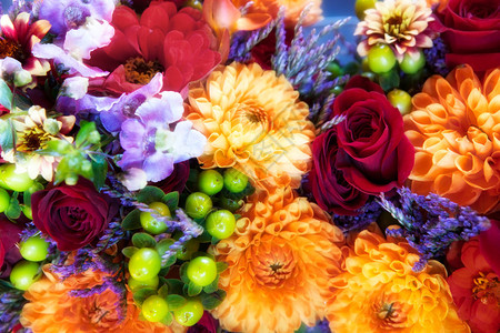 五颜六色的花束与红玫瑰菊花和兰花图片