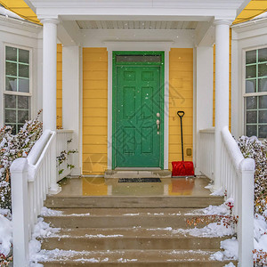 有楼梯和绿色前门的家入口图片