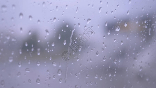 玻璃湿润雨滴在潮湿的窗玻璃上图片