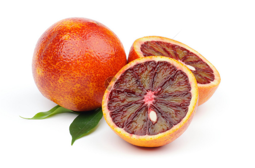 成熟的血橙全身和两半隔离在白色背景图片