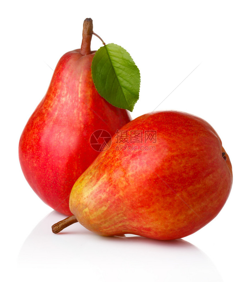 红梨水果带绿叶白背景图片