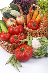 新鲜采摘的有机蔬菜图片