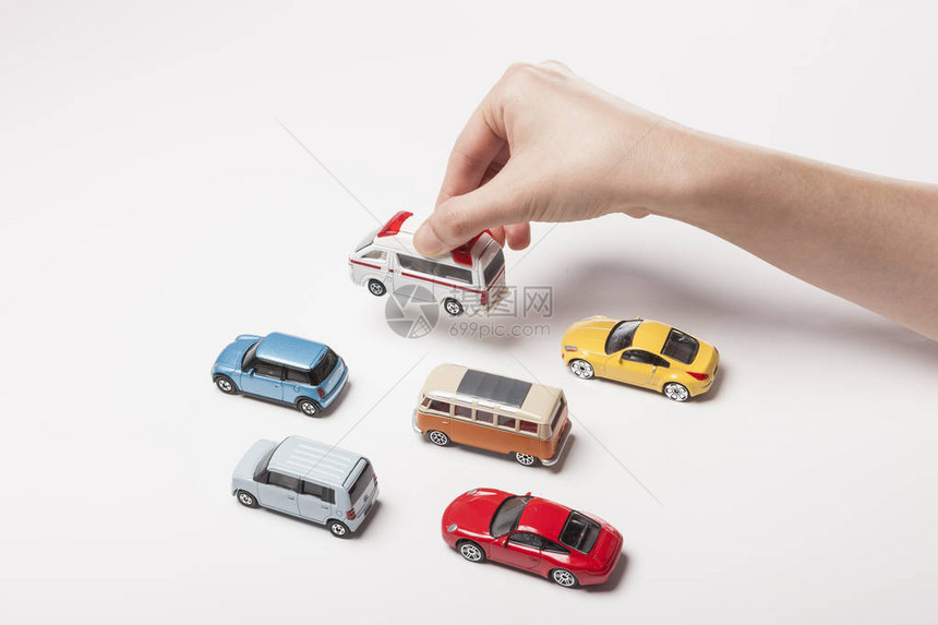 妇女手握着一辆小型汽车玩具与图片