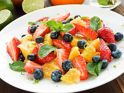 新鲜的沙拉配不同种类的水果和浆果图片