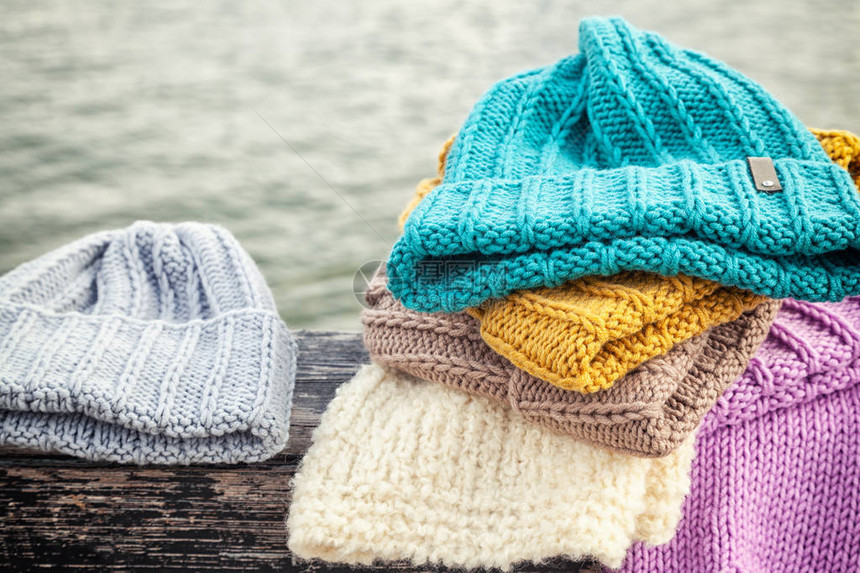 美丽的背景针织冬季蓝色和很多帽子钩针手工制作蓝色粉色和白色图片