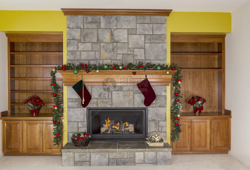 节假日装饰的大天然气壁炉底有黄图片