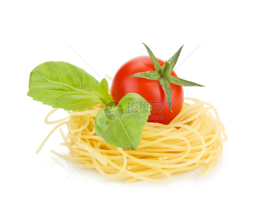 樱桃番茄罗勒和意大利面在白色背景上被隔离图片