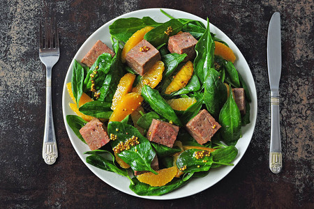 健康沙拉配菠菜橙子和熏鲑鱼酮饮食健康饮食概念沙拉对身体和图片