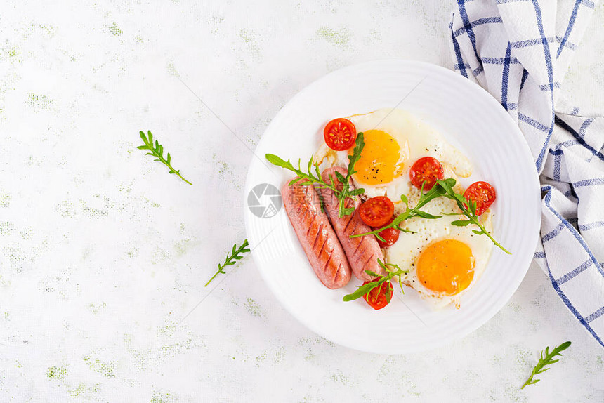 英式早餐煎鸡蛋香肠西红柿和芝麻菜美国食物顶视图头图片