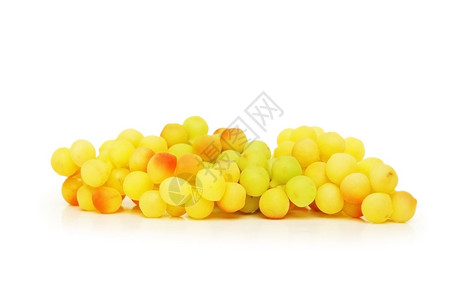 成簇的黄色葡萄被白色隔离图片