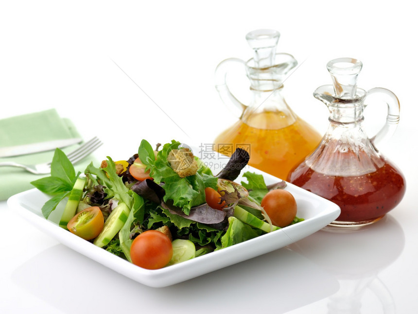 健康素食沙拉配沙拉酱图片