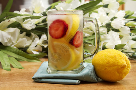 一杯柠檬水和草莓图片