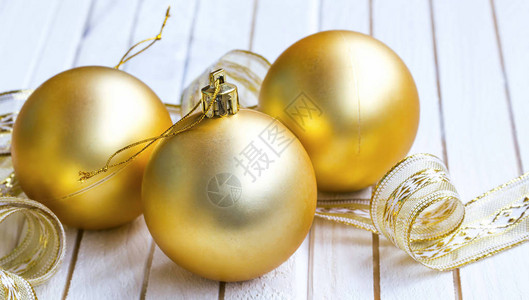 黄金节庆圣诞球装饰品白木图片