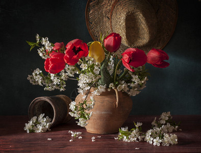 郁金香和樱花的静物图片