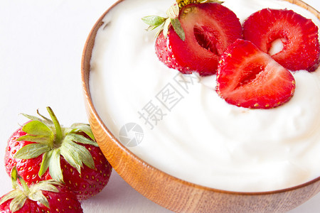 木碗里的草莓酸奶图片