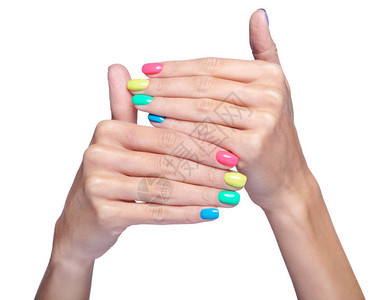 女手指与花哨的亮绿色黄色粉红色和蓝色指甲修指甲孤立在白色背景图片