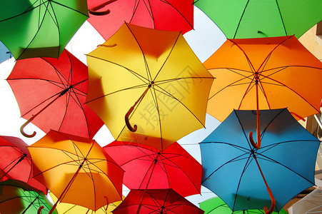 用彩色雨伞装饰的街道图片