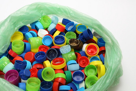 用塑料袋回收的多色瓶盖图片