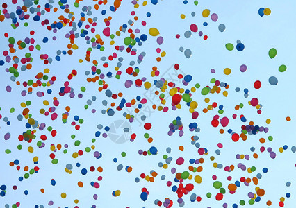 五颜六色的气球在天上飞图片