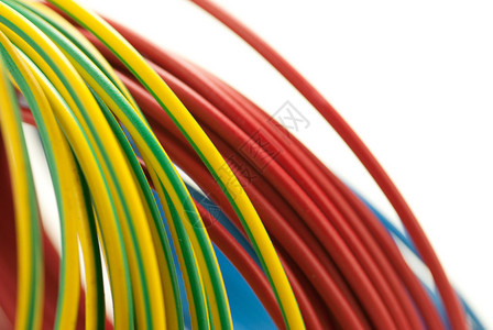 3色铜电缆红色蓝色和绿色黄在白背景图片