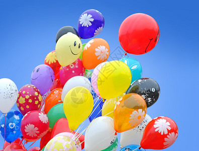在蓝天背景的五颜六色的气球背景图片