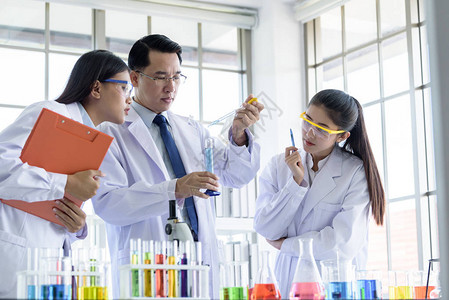 亚洲高级实验室科学家男子在实验室与亚洲年轻学生科学家图片