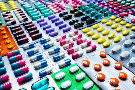 五颜六色的片剂和胶囊丸在泡罩包装中排列着美丽的图案制药行业概念药房店制药厂概念图片