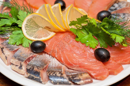 腌鲭鱼鲱鱼片和鲑鱼套餐图片