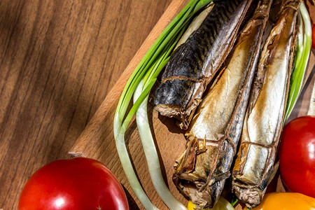 鱼熏鲭鱼配蔬菜图片