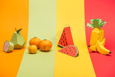 彩色纸条上的各种手工折纸水果图片