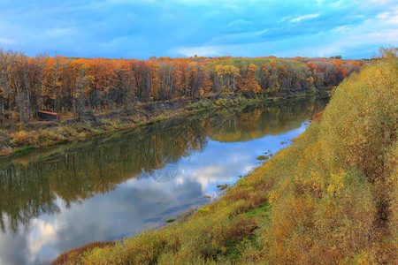 俄罗斯河风景黄图片