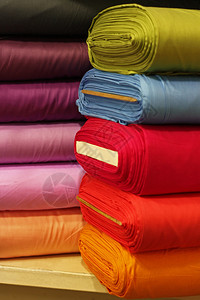 纺织品商店里成堆的五颜六色的纺织品图片